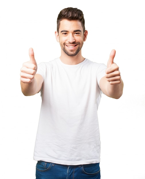 Homme souriant avec thumbs up