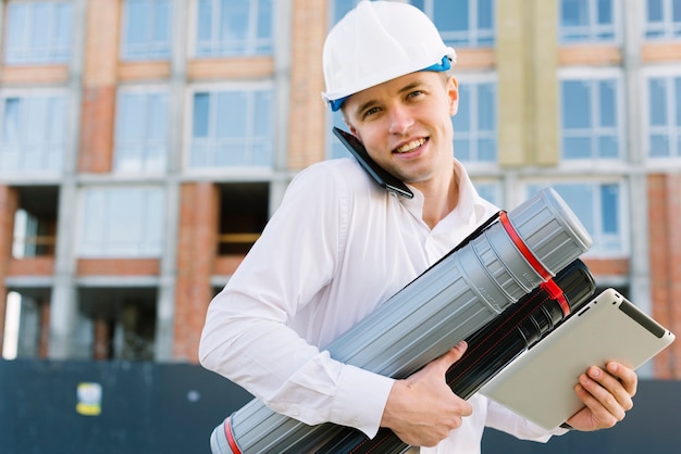 Photo gratuite homme souriant à tir moyen parlant au téléphone