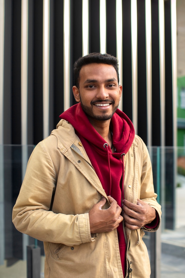 Photo gratuit homme souriant tir moyen