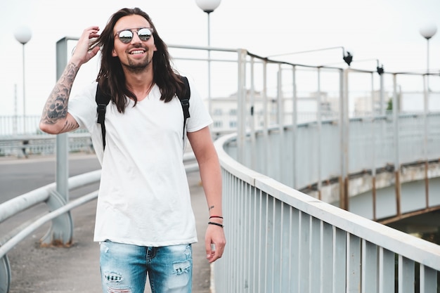 homme souriant traîner, marcher dans la ville