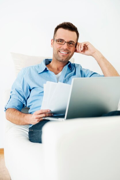 Homme souriant travaillant à la maison