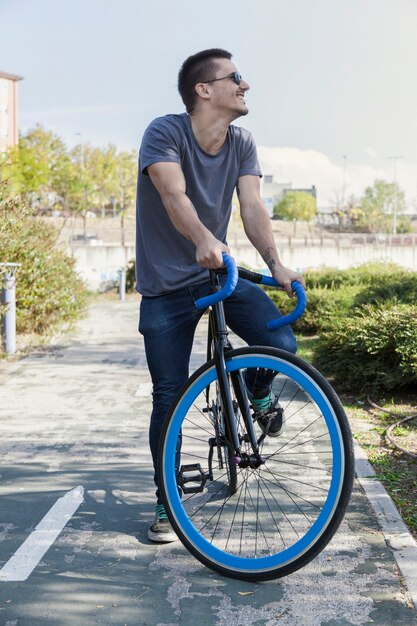 Homme souriant à vélo