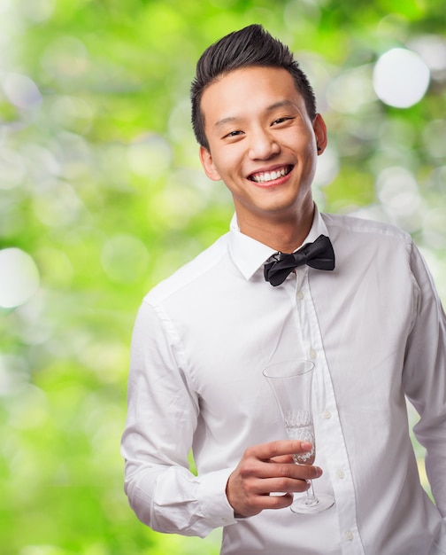 Photo gratuite homme souriant avec un verre