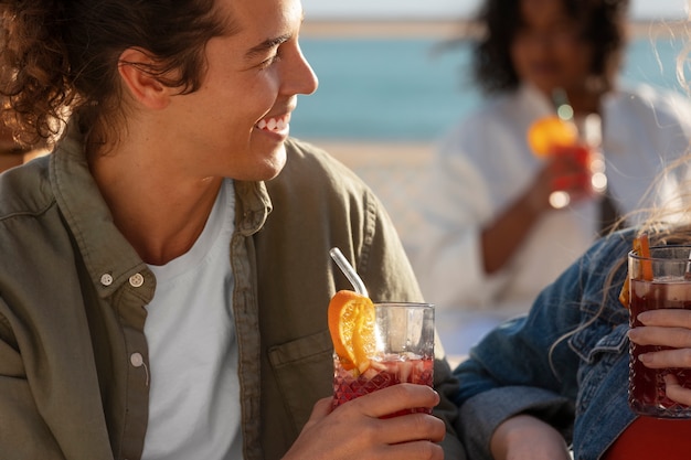 Photo gratuite homme souriant vue de côté avec sangria