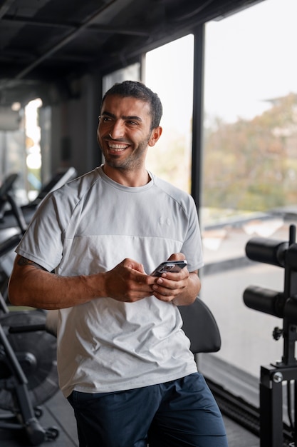 Photo gratuite homme souriant vue de face au gymnase