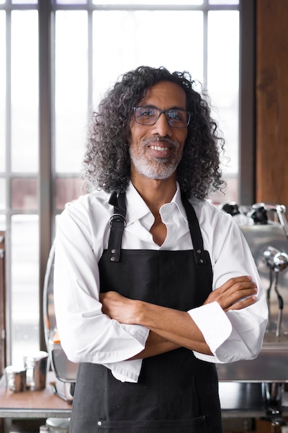 Photo gratuite homme souriant vue de face avec les bras croisés