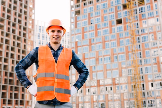 Photo gratuite homme souriant vue de face avec les mains sur les hanches