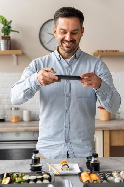 Homme souriant vue de face prenant des photos