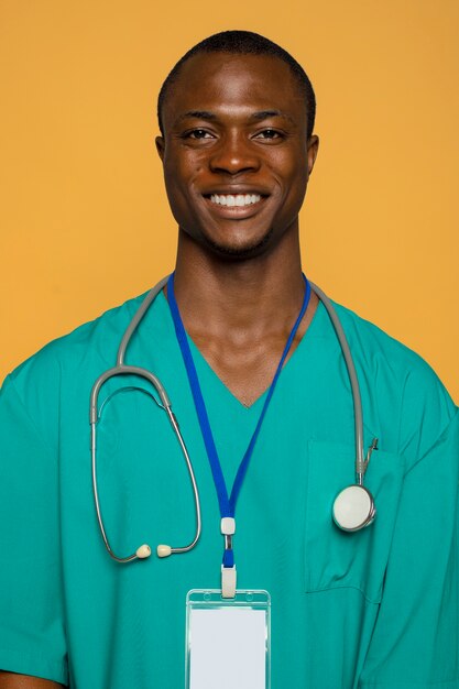 Homme souriant vue de face avec stéthoscope