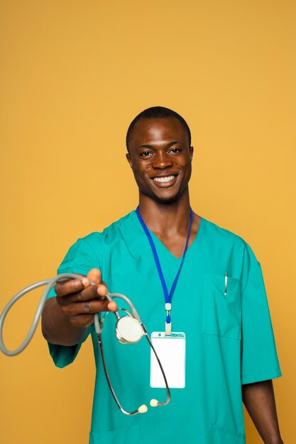 Homme souriant vue de face avec stéthoscope