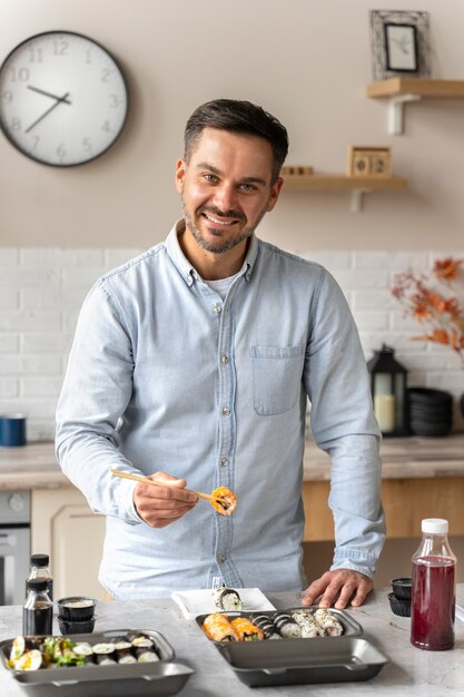 Homme souriant vue de face avec des sushis