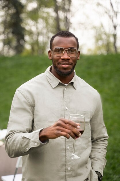 Homme souriant vue de face avec verre