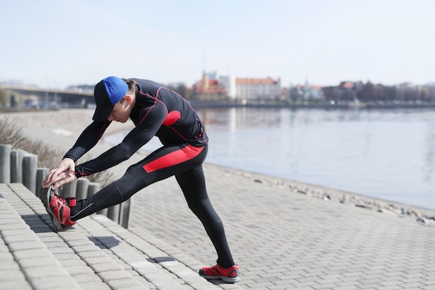 Homme de sport dans les rues extérieures