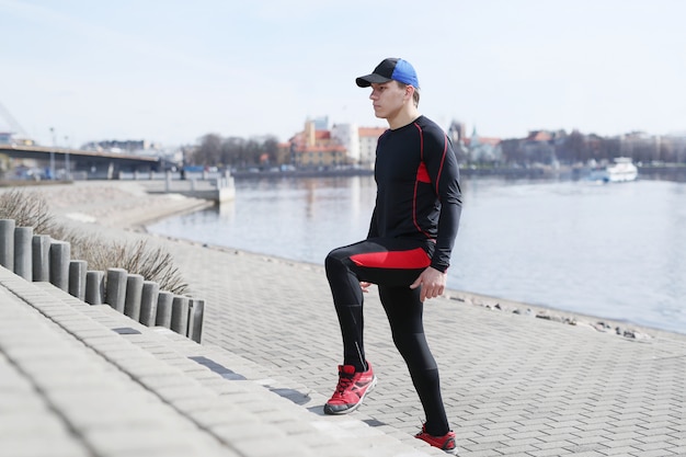 Homme de sport dans les rues extérieures