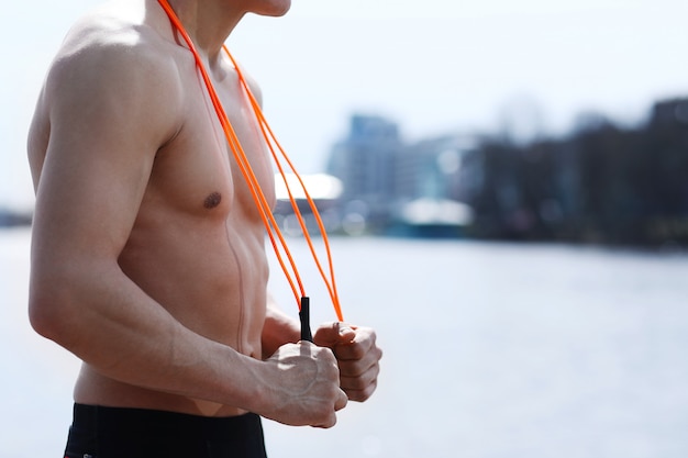 Homme de sport dans les rues extérieures