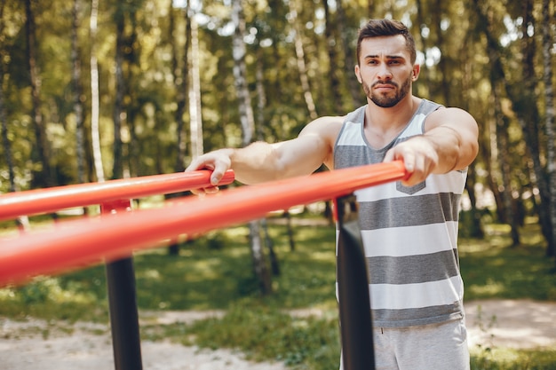 Photo gratuite homme sportif dans un parc d'été du matin