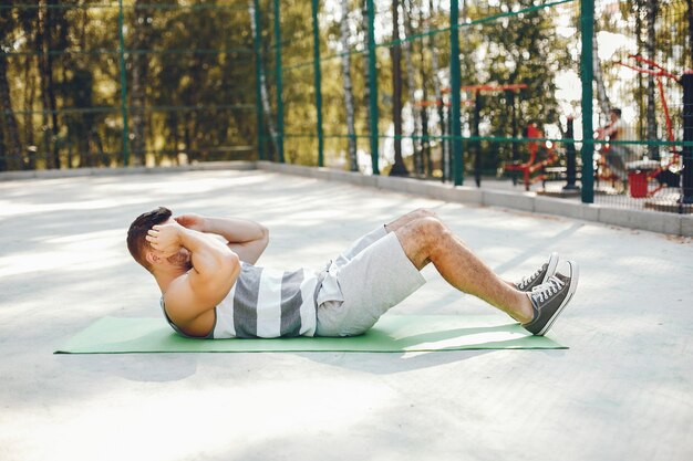 Homme sportif dans un parc d&#39;été du matin