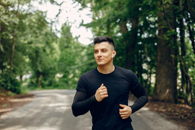 Homme sportif dans un parc d'été du matin