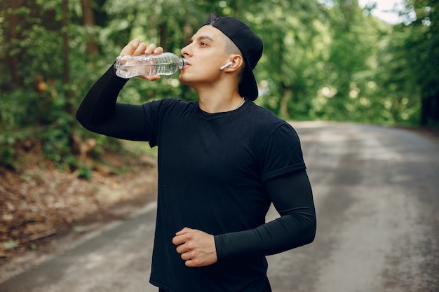 Homme sportif dans un parc d'été du matin