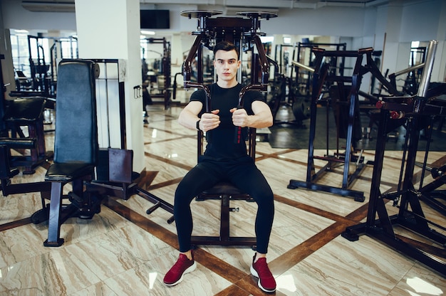 Homme sportif dans une salle de sport du matin