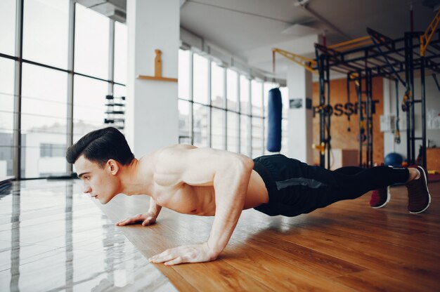 Homme sportif dans une salle de sport du matin