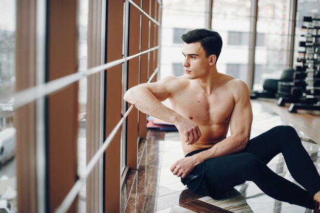 Homme sportif dans une salle de sport du matin