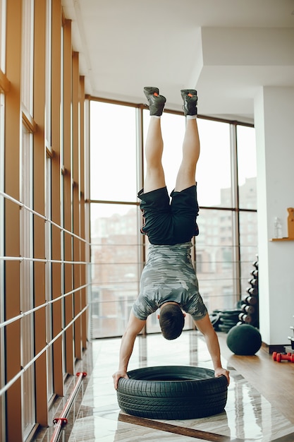 homme sportif dans une salle de sport