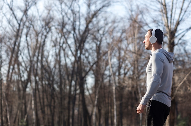 Homme sportif écoute de la musique avec espace de copie