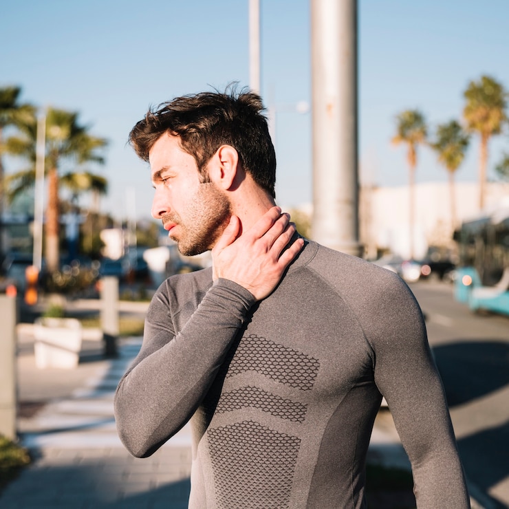 Photo gratuit homme sportif étirement cou blessé