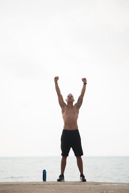Un homme sportif excité qui ressent de l&#39;énergie dans son corps