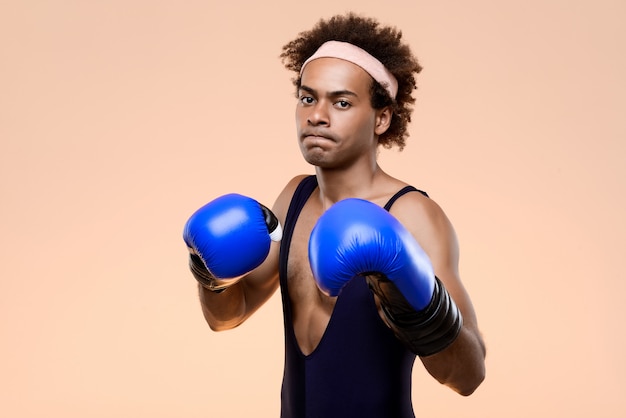 Homme sportif en formation de gants de boxe