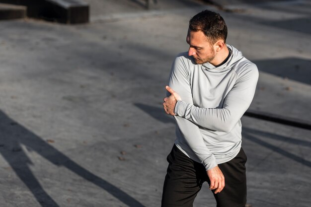 Homme sportif posant la mode à l'extérieur