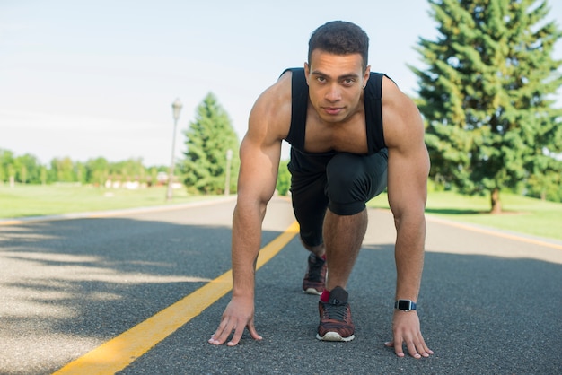 Homme sportif pratiquant un sport en plein air