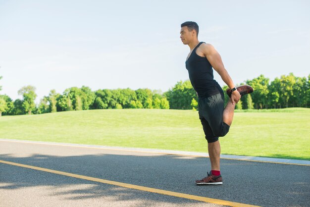 Homme sportif pratiquant un sport en plein air