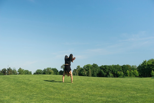 Photo gratuite homme sportif pratiquant un sport en plein air