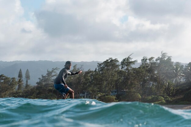 Homme sportif surf à hawaii