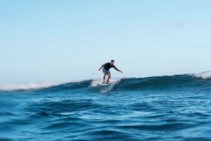 Photo gratuit homme sportif surf à hawaii