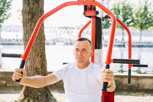 Homme sportif travaillant sur la façade