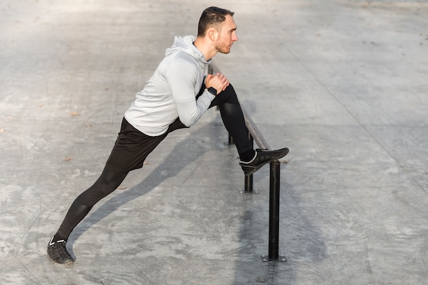 Homme sportif vus latéralement sur ses jambes