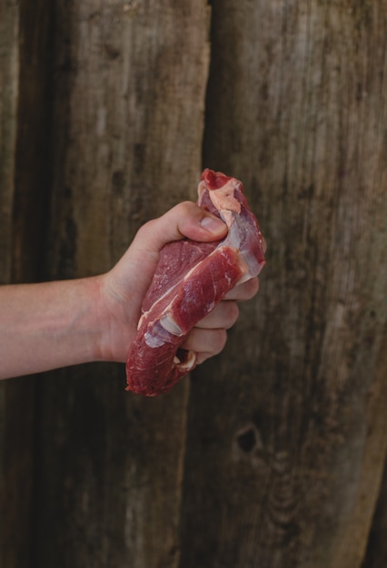 Homme avec un steak