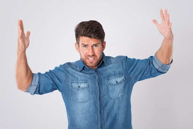 Homme stressé portant une chemise en jean