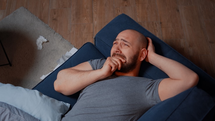 Photo gratuit homme stressé souffrant de problèmes de santé mentale, se sentant anxieux