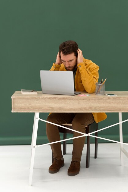 Homme stressé travaillant sur ordinateur portable