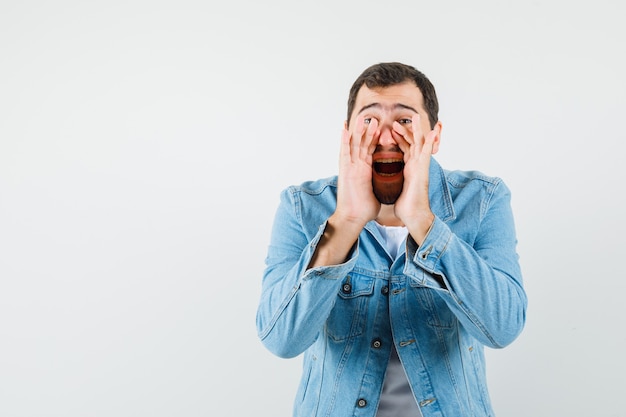 Homme de style rétro appelant quelqu'un en veste, t-shirt et regardant troublé, vue de face. espace pour le texte