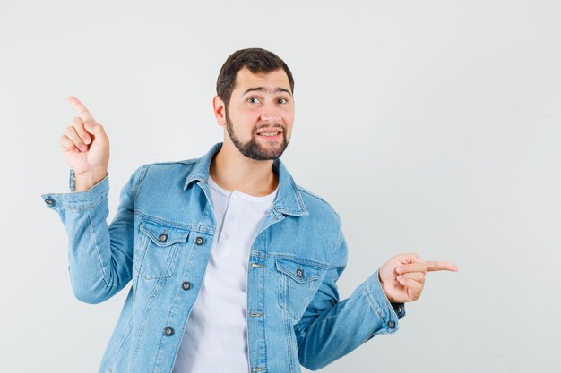 Homme de style rétro pointant à gauche et à droite en veste, t-shirt et à la vue de face positive.