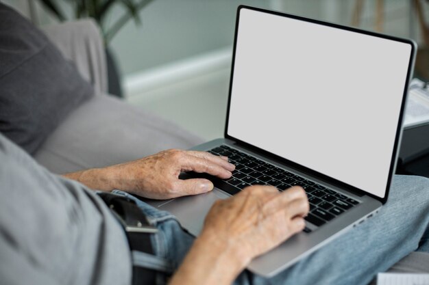 Homme supérieur faisant des cours en ligne sur un ordinateur portable