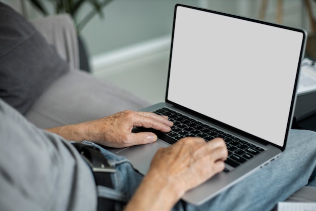 Homme supérieur faisant des cours en ligne sur un ordinateur portable