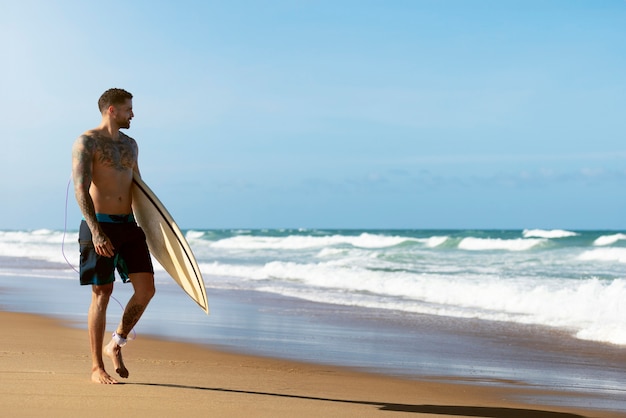 Photo gratuite un homme surfe au brésil.