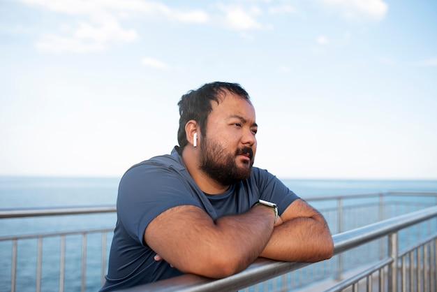 Photo gratuite homme en surpoids faisant de l'exercice à l'extérieur