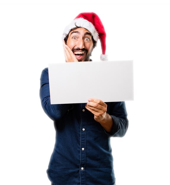 homme surpris avec une affiche et le chapeau de santa